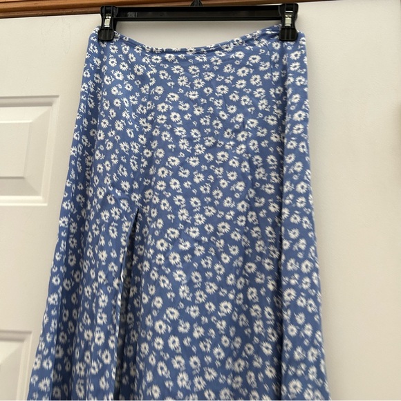 Reformation Zoe floral print midi skirt with slit in azzurro - Picture 10 of 10